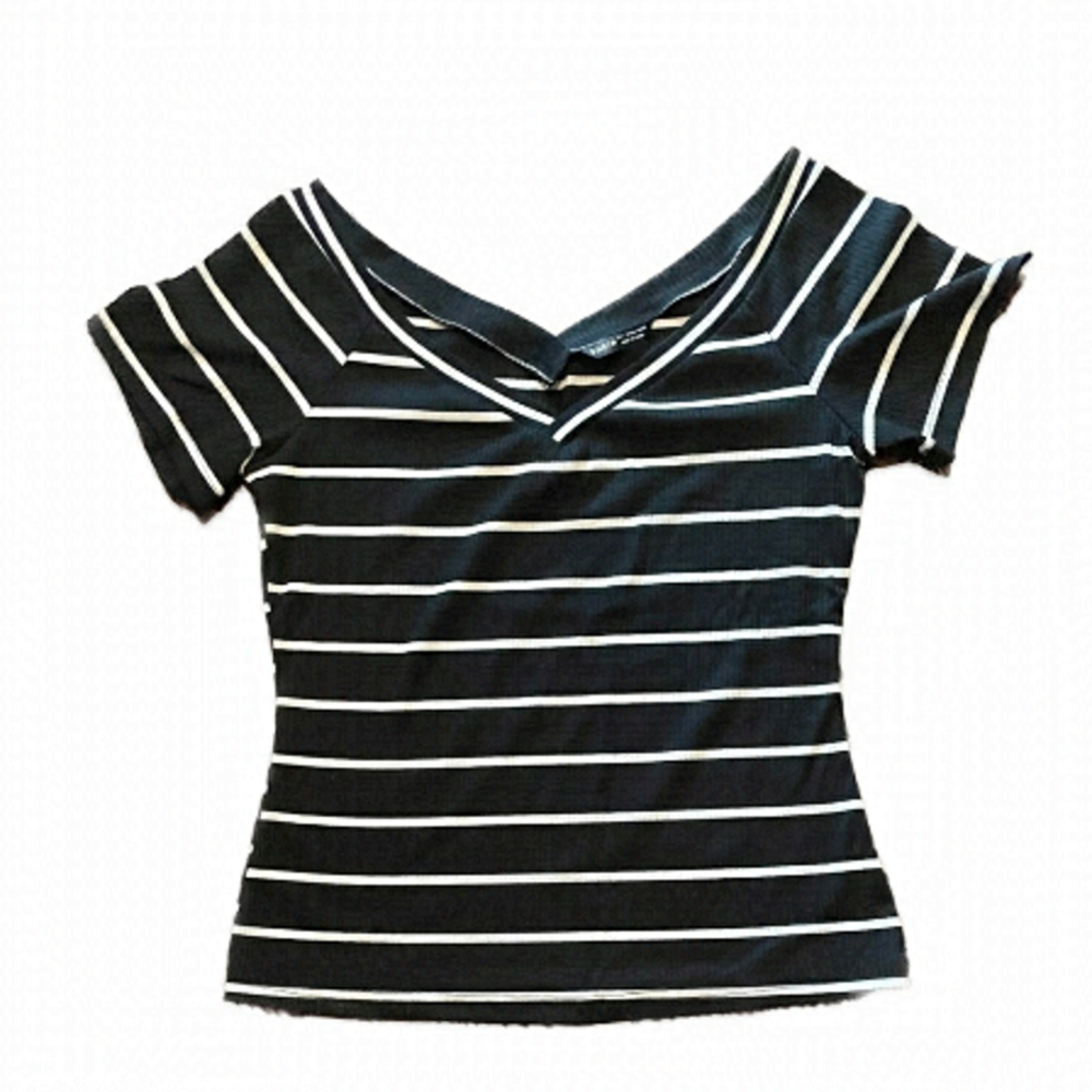 28 - SHEIN - V-neck striped tee